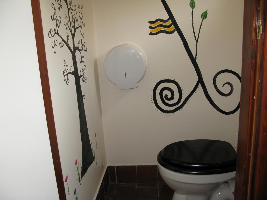 Aille River Tourist Hostel And Camping Doolin Bilik gambar